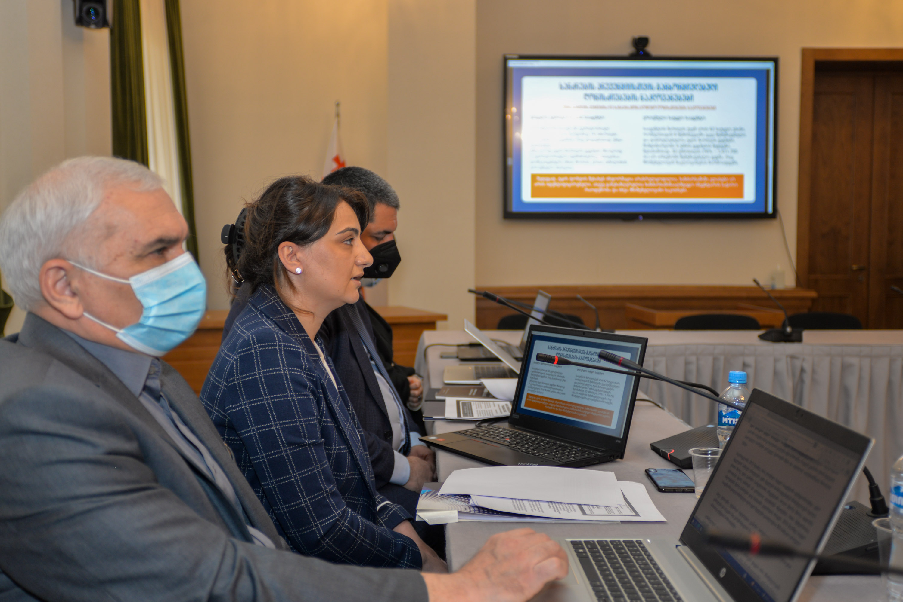 The auditors submitted reports on forest management to the parliament